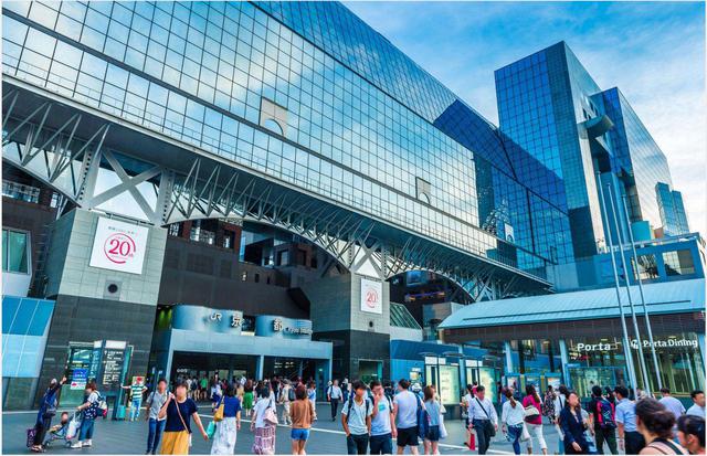 FOTO 6 | ESTACIÓN DE KIOTO, KIOTO: 2 MIL MILLONES DE DÓLARES.
La terminal homónima de Kioto comprende un edificio de 15 pisos que alberga todo, desde un hotel hasta una tienda departamental. Aún así, la estación de tren más cara del mundo, que se completó en 1997 a un costo de 1.3 mil millones de dólares (£935 millones), es la segunda más grande de Japón después de la estación de Nagoya.