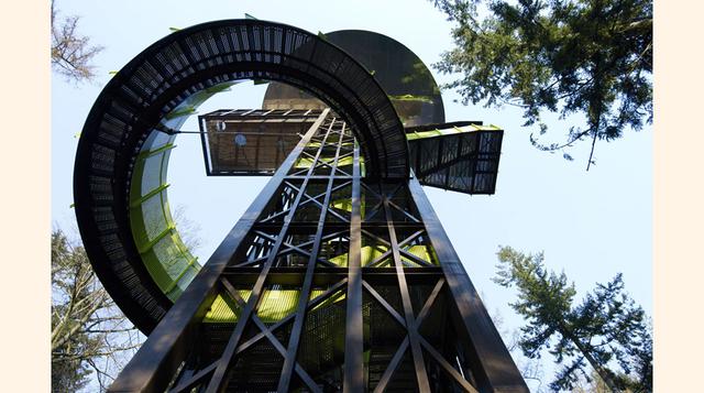 FOREST TOWER, PUTTEN (HOLANDA). A 30 metros de altura se ubica la plataforma redonda con tierra y árboles. Fue construido en 2009.