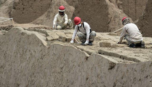 Foto 4 | Es la principal ciudadela prehispánica de barro de América, pero ahora solo quedan 14 km2 del complejo, que enfrentan amenazas por el clima, las invasiones de pobladores y saqueos. (Foto: AFP)