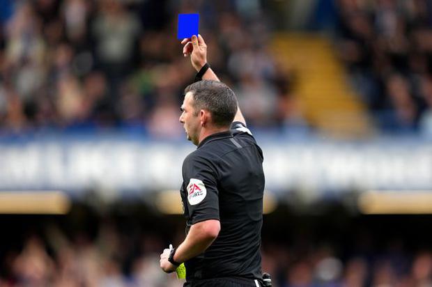 Qué es la tarjeta azul en el fútbol y para qué se utilizará?