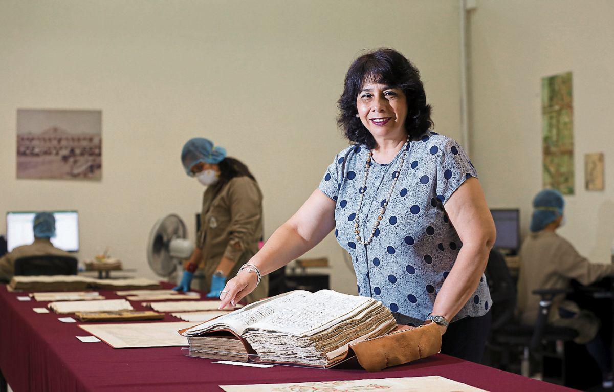 Patrimonio. La bibliotecóloga, que asumió el cargo en mayo del 2019, muestra un documento firmado por Francisco Pizarro.  (Foto: Marco Ramón / GEC)