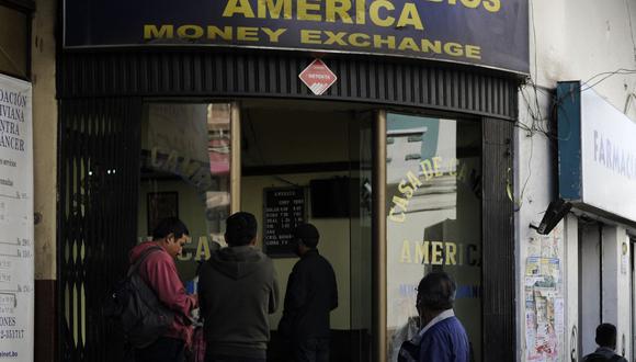La gente espera su turno en una oficina de cambio de divisas en La Paz el 10 de marzo de 2023. (Foto de JORGE BERNAL / AFP)