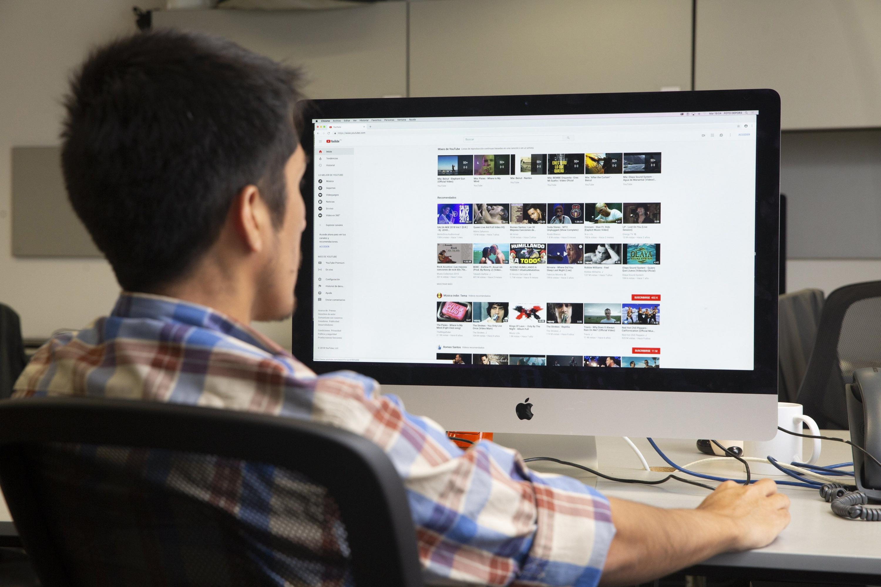 Tendencia. Internautas ven videos sobre todo por entretenimiento. (Foto: José Rojas)