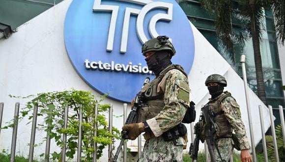 Soldados ecuatorianos patrullan fuera de las instalaciones del canal de televisión TC de Ecuador. (Foto: AFP)