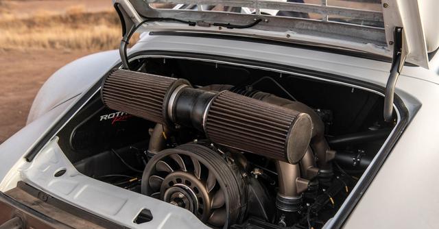 Pero el Baja 911 es más que bonito. Tiene más de 30 centímetros de distancia al suelo, un sistema de suspensión único de amortiguadores cómodos y ágiles, un chasis reforzado y un motor de 3.8 litros y 365 caballos de fuerza diseñado junto con una transmisión especializada de cinco velocidades diseñada para rendir miles de kilómetros, día tras día, en temperaturas de más de 37 grados Celsius. Foto: Drew Phillips