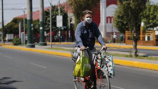 Usuarios realizan sus compras en bicicleta luego de que el Gobierno anunciara que se promoverá su uso