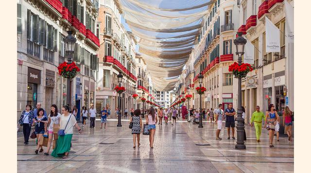Calle Larios (Málaga). La calle Larios es, para el malagueño, un paisaje de vida imprescindible, y para el turista, una foto de vacaciones inexcusable. Pero, sobre todo, es una arteria viva de la ciudad, cuyo entorno cambia conforme cambian las estaciones