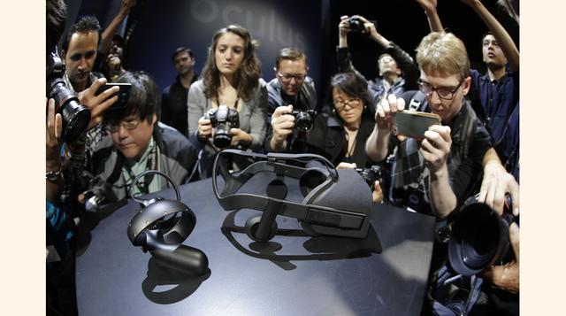 Después de tres largos años, Oculus VR presentó durante una conferencia de prensa en San Francisco el casco de realidad virtual Oculus Rift, que incluye juegos. (Foto: AP)