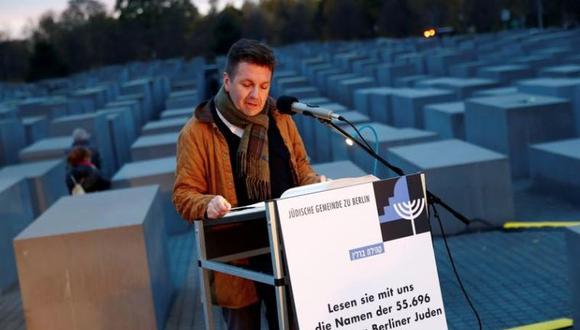 En la imagen, un voluntario de la comunidad judía de Berlín lee los nombres de los judíos asesinados en la ciudad durante el Holocausto en el monumento a los judíos asesinados en Europa en el aniversario de la Noche de los Cristales Rotos, en Berlín, Alemania, el 8 de noviembre de 2018. REUTERS/Fabrizio Bensch