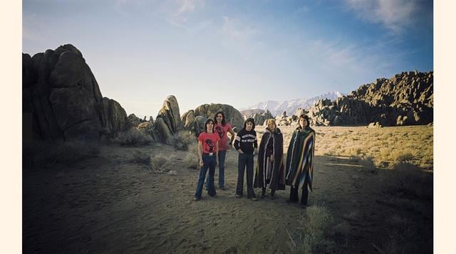 Paul McCartney en el desierto de Mojave en California en 1976 con su nueva banda, a poco tiempo de dejar The Beatles. (Foto: cnn)
