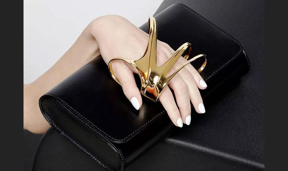 La marca parisina le rinde homenaje Zaha Hadid con una colección compuesta por nueve fabulosos clutches que cobran vida gracias a unos increíbles cuffs metálicos esculpidos a mano que recuerdan a las piezas de joyería diseñadas por la arquitecta.  (Foto: 