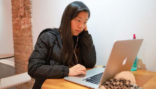 FOTO 1 | Ingeniero de software. Los ingenieros de software desarrollan y mantienen software y sistemas informáticos. Salario medio: US$ 92,300. (Foto: Sorbis/Shutterstock)