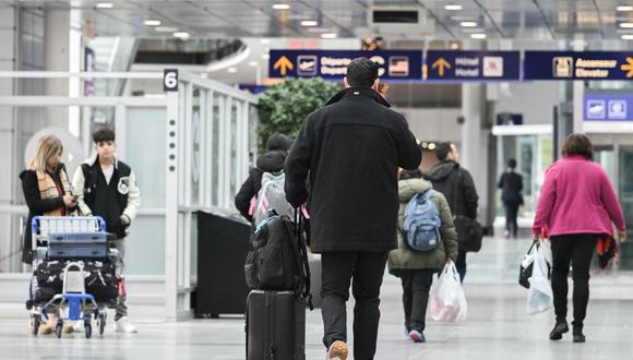 Viajeros en el Aeropuerto Internacional Pierre Elliott Trudeau (YUL) de Montreal, Quebec, Canadá, el miércoles 20 de diciembre de 2023.