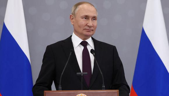 El presidente ruso Vladimir Putin observa durante una conferencia de prensa después de asistir a una cumbre con líderes de países postsoviéticos de la Comunidad de Estados Independientes (CEI) en Astana el 14 de octubre de 2022. (Foto de Valery SHARIFULIN / SPUTNIK / AFP)