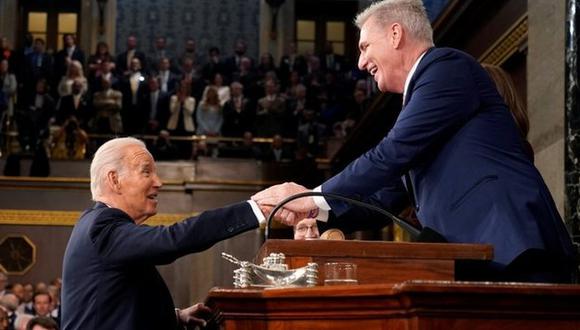 Joe Biden saluda al presidente de la Cámara, Kevin McCarthy.
