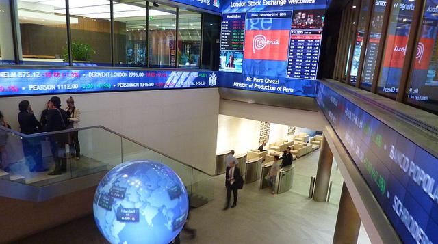 Los colores del Perú se lucieron en el salón donde se registran las operaciones en paneles electrónicos. (Foto: Javier Parker)