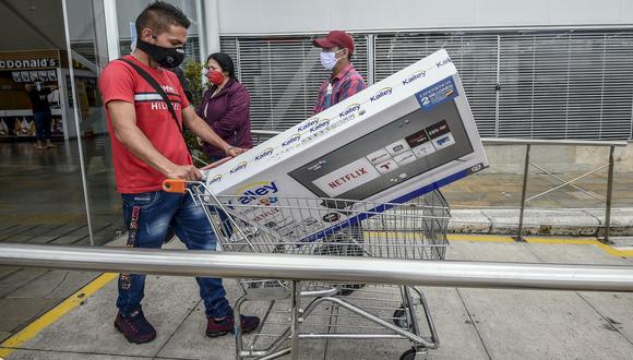 Electrónica sería uno de los pocos rubros de gasto para familias peruanas que aun conservan el empleo. (Foto por Juan BARRETO / AFP).