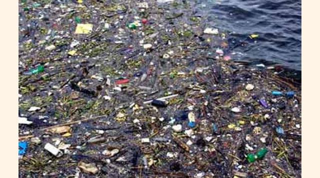 FOTO 11 | Isla de la Basura, ubicada en el Pacífico, cerca de Hawái, esta isla supera la superficie de Francia o España. Millones de restos de basura y plástico se concentran en este área debido a un movimiento circular de las corrientes.
