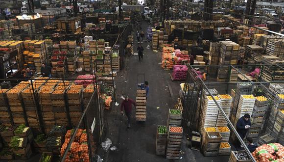 Una vista aérea del Mercado Modelo -mercado mayorista municipal de frutas y verduras- en Montevideo. (Foto de Eitan ABRAMOVICH / AFP)