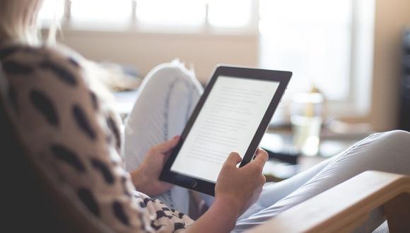 Una de las prácticas más comunes es leer libros en un smartphone o tablet. En este artículo compartiremos las mejores páginas web para descargar libros gratis (Foto: Transcosmos)
