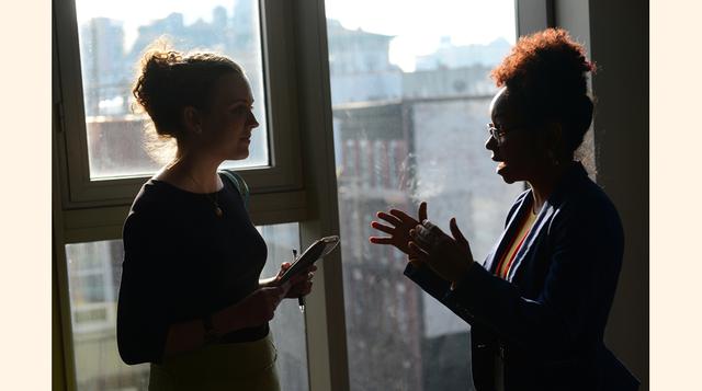 "Hacerse el leso" con los problemas. Las personas felices se hacen cargo de sus acciones: Cuando cometen un error, lo admiten. La gente infeliz, por otro lado, se siente amenazada por los problemas y los errores y trata de evitarlos y esconderlo