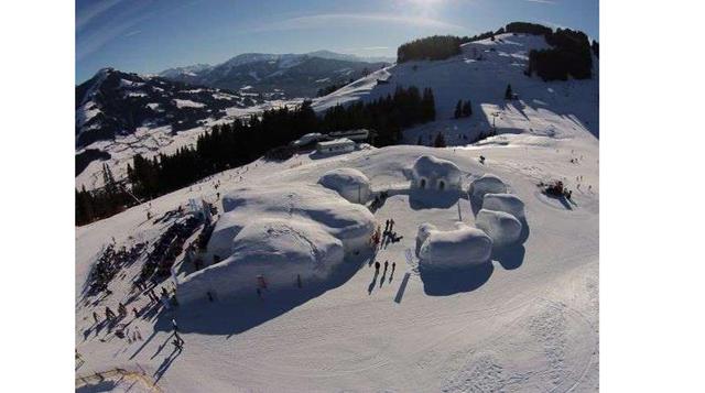Alpeniglu, Austria. Hay 18 iglús para acogerte y dos programas entre los que elegir: de lujo y romántico. La comida en el restaurante de hielo, que se encuentra a 150 metros en teleférico de la estación de esquí de Brixtem, está incluida en el precio por 