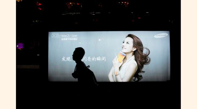 Además, ha promocionado más de 120 productos que van desde cuidados de salud y belleza hasta motocicletas, incluidas marcas occidentales como Mercedes Benz, DeBeers, Versace, Zegna, Dior, Jaeger-LeCoultre, Motorola y otras. (Foto: Bloomberg)