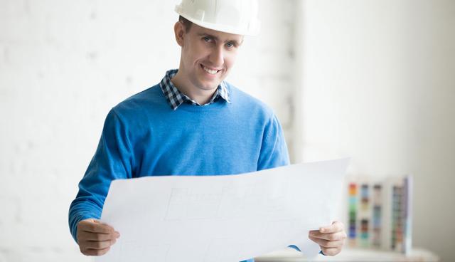 FOTO 5 | Jefe de obra de construcción modular. Dentro del sector de la ingeniería, este perfil realiza el seguimiento de los tiempos de producción y costes de las obras. Es el encargado además de gestionar los equipos de producción, obra y de oficina optimizando los recursos económicos y plazos respecto al tipo de construcción convencional. (Foto: Freepik)