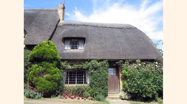 Chipping Camden, Reino Unido,las casas de piedra con tejados vegetales, un estilo constructivo heredado de siglos atrás, tienen un no sé qué de fábulas y leyendas que nos vuelve locos, y por eso este pueblecito de la deliciosa zona de Cotswolds es tan sum