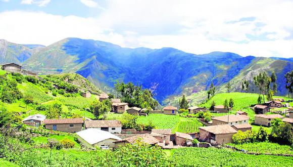 Pisihuancay es solo una comunidad imaginaria; pero es una de las centenares que hay desperdigadas a lo largo de los Andes. Podría ser cualquiera de las 7,267 comunidades campesinas reales que hay en el Perú.