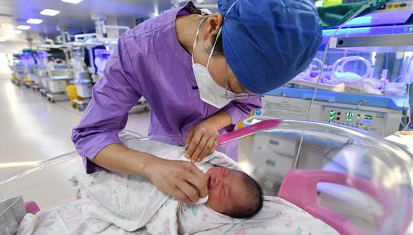 Una enfermera cuida a un bebé recién nacido en un hospital de Fuyang, en la provincia oriental china de Anhui, el 17 de enero de 2023. (Foto de AFP)