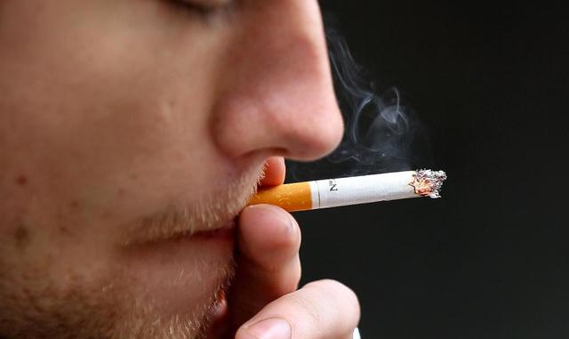 Los fumadores son menos inteligentes. El doctor Mark Weiser y el equipo de especialistas del Centro Médico Sheba Medical en Tel Hashomer encontraron que los jóvenes que fumaban un paquete de cigarrillos o más al día, tenían coeficientes intelectuales 7,5 