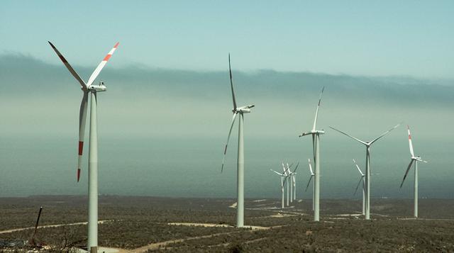 15. Energía no renovable. El aumento de la producción de las centrales con energía renovable no convencional (eólica y solar) fue de 57.07% el 2016, explicada por la puesta en operación del parque eólico “Tres Hermanas”, ubicado en Ica. La energía eólica 