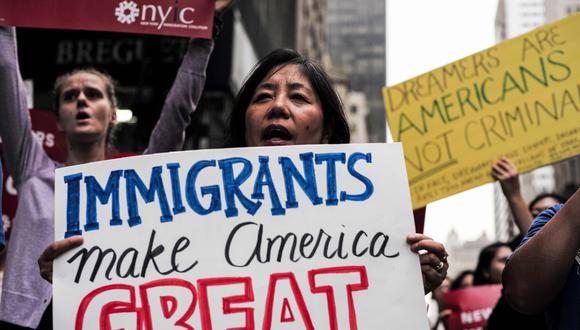 El programa ha permitido que miles de jóvenes que fueron traídos ilegalmente a Estados Unidos cuando eran niños, o que se quedaron más tiempo del permitido por sus visas, vivan, trabajen y permanezcan en el país. (Foto: AFP).