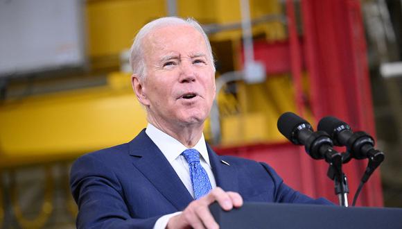 El presidente de los Estados Unidos, Joe Biden, pronuncia un discurso en las instalaciones de generación de energía de Cummins en Fridley, Minnesota, el 3 de abril de 2023. (Foto de Mandel NGAN / AFP)