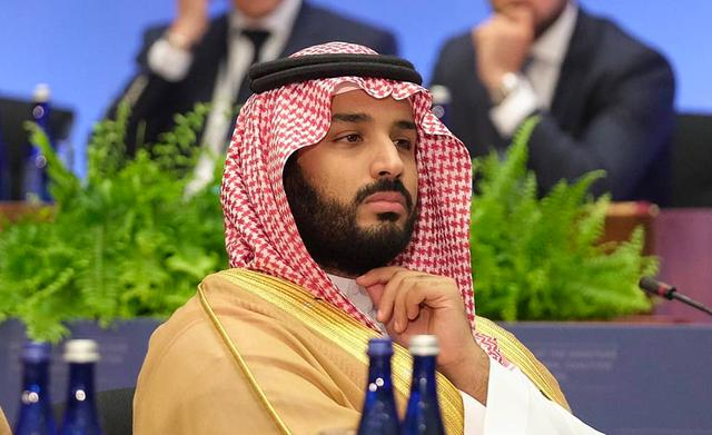 FOTO 6 | 6. El príncipe heredero Saudí: Mohammed bin Salman
Patrimonio neto: $10 mil millones (€9 mil millones). El príncipe heredero de Arabia Saudita, Mohammad bin Salmán bin Abdulaziz Al Saud, ocupa el sexto puesto en la lista de los monarcas más ricos del mundo.

Su padre, su majestad el rey Salmán bin Abdulaziz, se convirtió en el rey de Arabia Saudita, primer ministro y jefe de la Casa de Saúd en enero de 2015.

Su majestad Mohammad bin Salmán también se desempeña como viceprimer ministro del país (el título de primer ministro que ocupa el rey). Es conocido por sus actos de caridad, y por su actitud permisiva y reformas referentes a los derechos de la mujer. (Foto: U.S. Department of State, Wikimedia Commons)