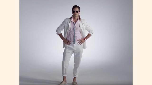 Para 1985, la moda de los hombres había ido fuera de los carriles. Salmonetes, pasteles, y trajes de ocio dominaron la década. (Foto: businessinsider)