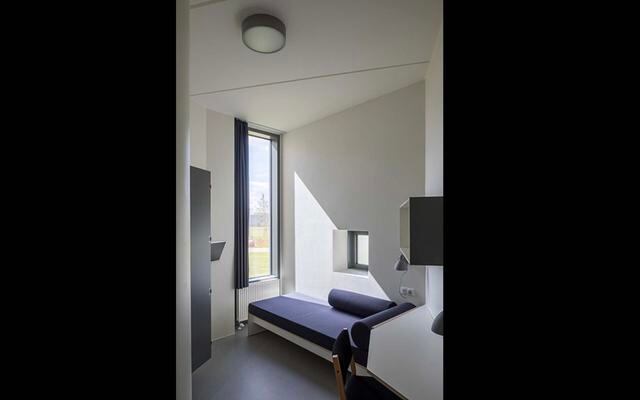 FOTO 5 | La estructura, con una superficie equivalente a 18 campos de fútbol, tiene la capacidad para albergar hasta 250 presos, distribuidos en celdas individuales de unos 4 metros cuadrados. (Foto: Moller Architects)