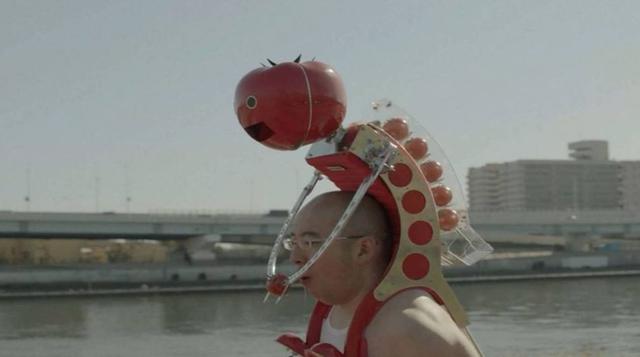 Tomatan, el robot tomatero. Un robot que te alimenta con tomates mientras corres.