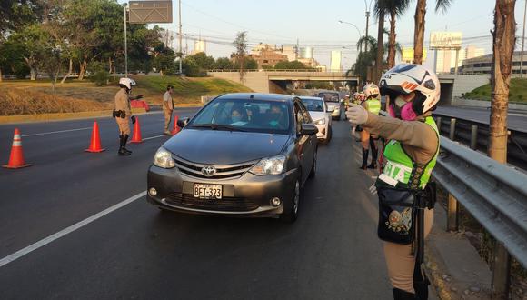 Policías registran autos que salieron esta mañana a las calle: vehículos particulares y del transporte público. (Foto: Andina)