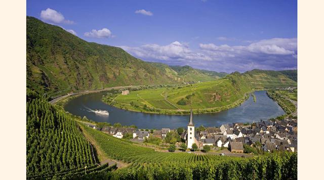 Bremm, Alemania, ubicada en el semicírculo que traza el río Mosela a su paso por estas latitudes, Bremm se alza encantadora, con sus tejados de pizarra y su picuda torre. Como curiosidad, en esta población se encuentran los viñedos más encarpados de Europ
