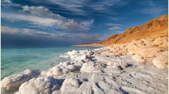 Mar Muerto. En los últimos 40 años se ha encogido una tercera parte de su extensión y se ha hundido más de 2 metros. El río Jordán es la única fuente que alimenta este lago, y dado que los países de los alrededores suelen explotar sus aguas, poco es lo qu