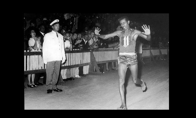 FOTO 8 | 3. Abebe Bikila. se unió al equipo olímpico de Etiopía e hizo historia en los Juegos Olímpicos de Roma 1960 cuando ganó el maratón en tiempo récord. “Yo quería que el mundo conociera a mi país”, dijo Bikila. Fue la inspiración para el predominio de Etiopía y África Oriental en carreras de larga distancia. (Foto: Wikimedia Commons)