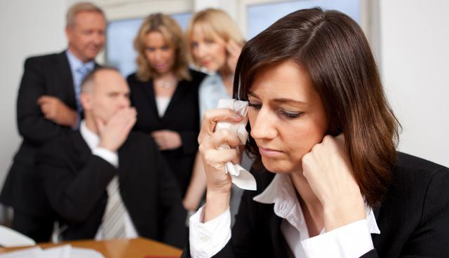 Foto 4 | NO DEJES QUE TE TRANSFORMEN. Una posible reacción ante el mobbing es convertirte en un acosador. Unirte a ellos, seguir sus prácticas, reír con sus chistes. Y en un caso más extremo: ser tú mismo quien discrimina, quien humilla, quien hace sentir mal al otro porque tu posición te lo permite. (Foto: pinelatinoamericana)