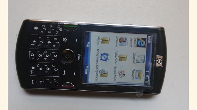 9 Un teléfono viejo. Tenga cuidado con dónde lo arroja. Lo único que no se recupera de un móvil es la batería, que contiene sustancias muy contaminantes: la mayoría son de ion-litio, pero todavía hay antiguas de níquel-cadmio o de níquel-metal hidruro, me