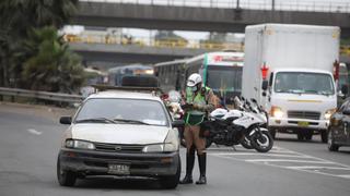 Las personas con problemas para sacar pase laboral podrán presentar fotocheck de trabajo, dice PNP