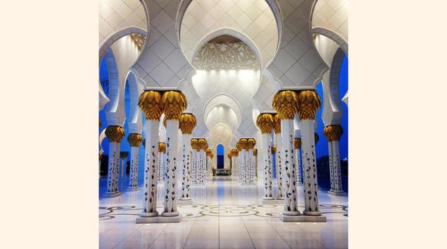 Sheikh Zayed Gran Mezquita Center, Abu Dhabi, Emiratos Árabes Unidos. " Grand es un eufemismo. La arquitectura, el mármol blanco y los bien cuidados jardines son impresionantes".
