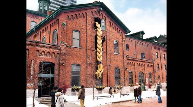 Pantene. La marca promocionó así su champú para cabello quebradizo en Toronto, Canadá. Agencia: Grey Canadá.