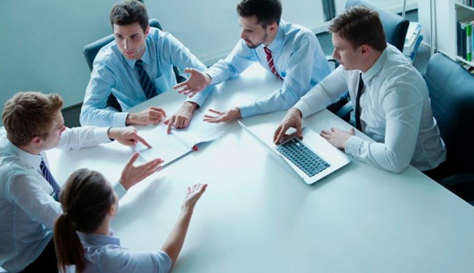 Moderaron el debate José Ricardo Stok, del PAD, y Julio Lira, director periodístico de Gestión.