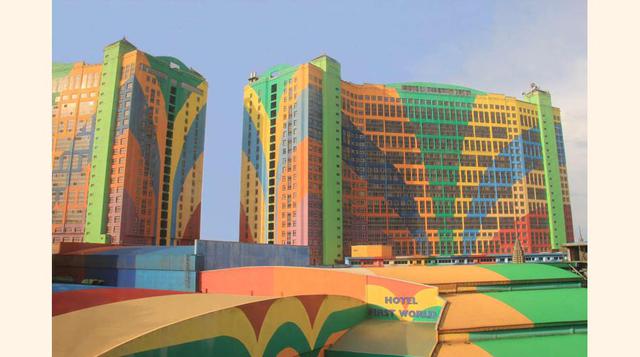 FOTO 8 | First world Hotel & plaza – Pahang, este hotel tiene más de 6.000 habitaciones. Es un buen ejemplo de cómo los colores pueden sentarle bien a un edificio.